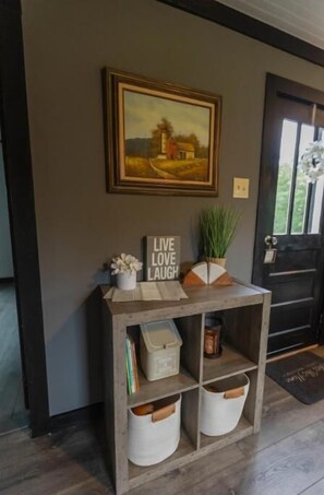 Interior - Mountain Cabin in Jamestown (Jamestown)