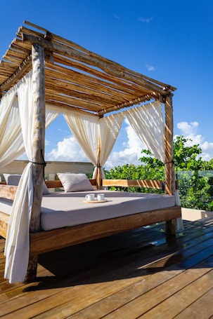 Una piscina al aire libre. Mero Mero Hotel