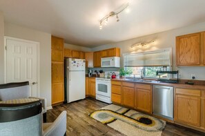 Fridge, microwave, oven, stovetop - 1-bed vacation home w/ King bed just 6 minutes from Empower Field at Mile High (Denver)