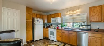 1-bed vacation home w/ King bed just 6 minutes from Empower Field at Mile High