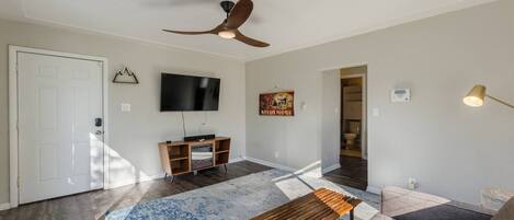 Älytelevisio, takka, tietokoneen näyttö