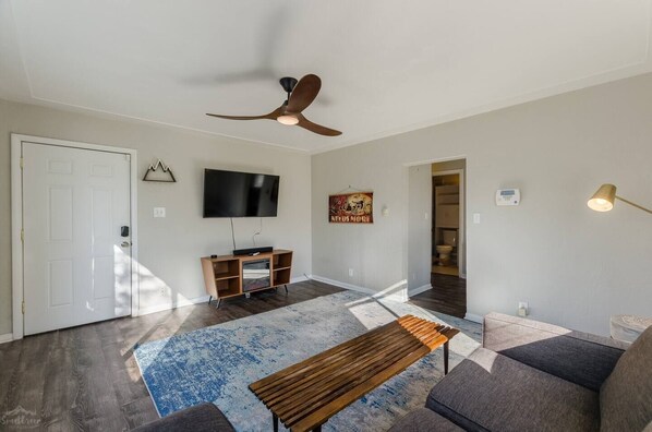 Smart TV, fireplace, computer monitors - 1-bed vacation home w/ King bed just 6 minutes from Empower Field at Mile High (Denver)