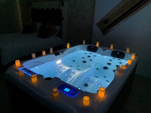 1 bedroom, free WiFi, bed sheets - Chambre Baroque Avec Jacuzzi Privatif Sous les Poutres (Treuzy-Levelay)