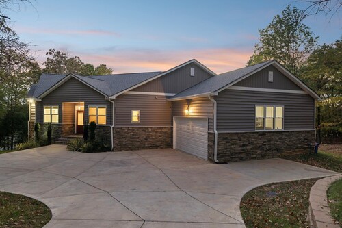 Cozy Fall Nights | Hot tub+Firepit+Sleeps 14+Lake Wylie | 20m to CLT