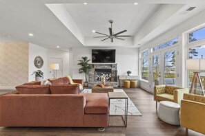 Smart TV, fireplace - Cozy Fall Nights | Hot tub+Firepit+Sleeps 14+Lake Wylie | 20m to CLT (Charlotte)