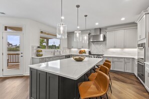 Fridge, microwave, oven, stovetop - Lake Wylie Lakefront | Hot Tub+Firepit | CLT, 20m to CLT (Charlotte)