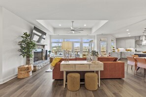 Smart TV, fireplace - Lake Wylie Lakefront | Hot Tub+Firepit | CLT, 20m to CLT (Charlotte)