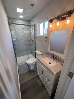 Douche, séchoir à cheveux, serviettes fournies, savon