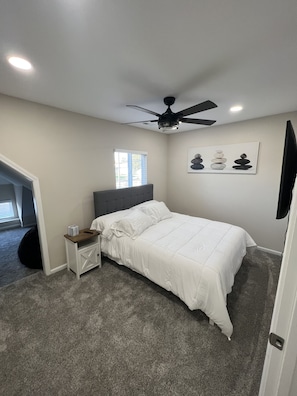 3 habitaciones, tabla de planchar con plancha, wifi y ropa de cama 