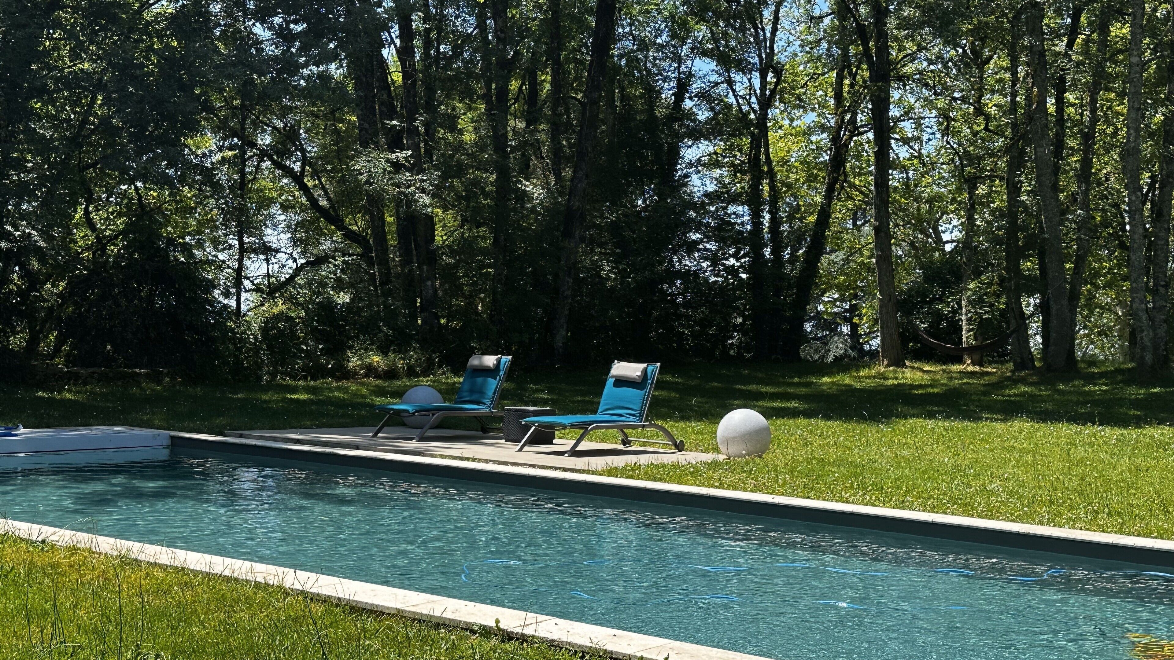 Piscine extérieure (ouverte en saison), chaises longues