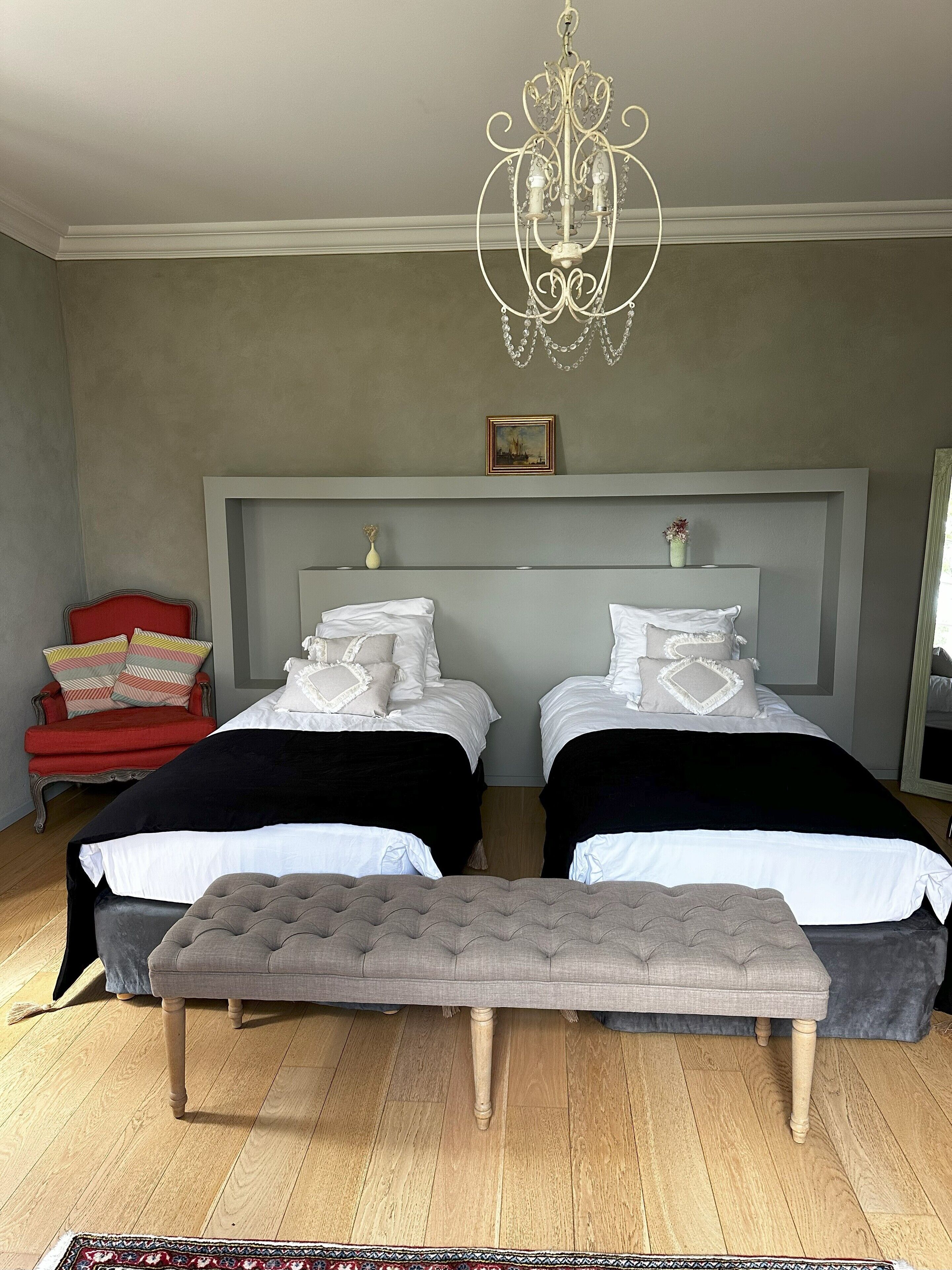 Superior-Doppel- oder -Zweibettzimmer | Hochwertige Bettwaren, individuell eingerichtet, Schreibtisch