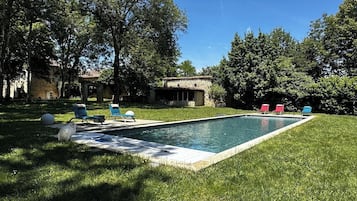 Piscine extérieure (ouverte en saison), chaises longues