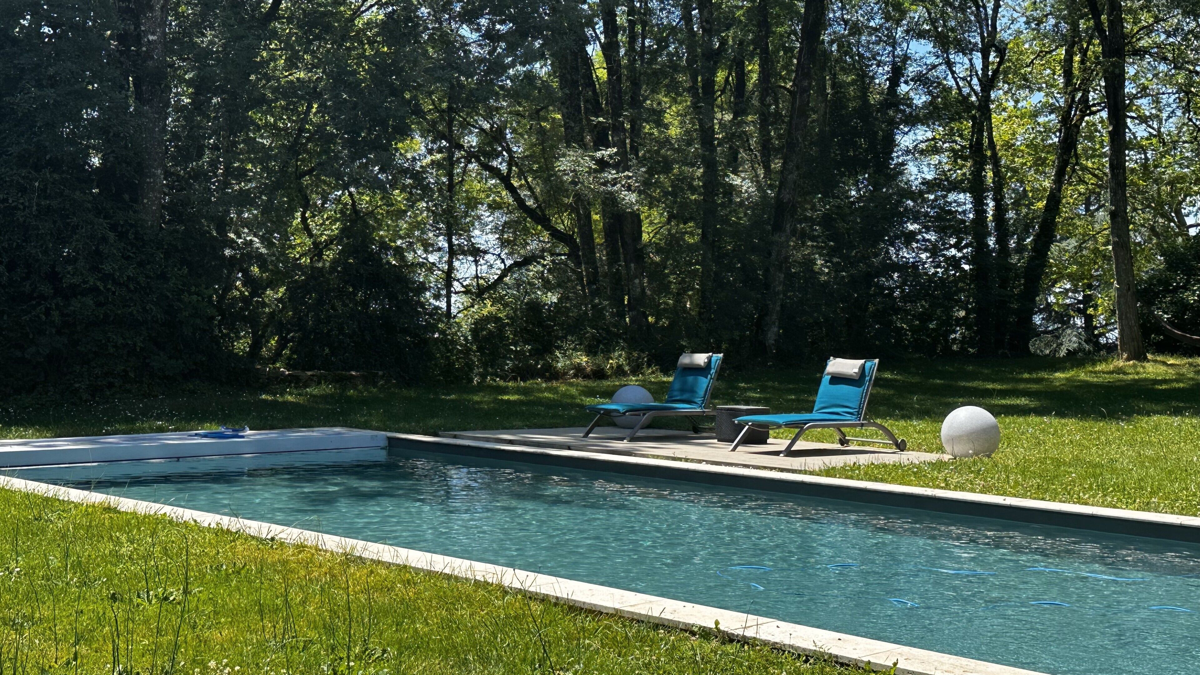 Sesongbasert utendørsbasseng og solsenger