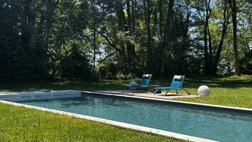 Sesongbasert utendørsbasseng og solsenger