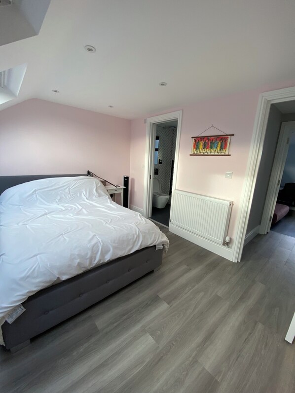 3 bedrooms, desk, iron/ironing board, Internet