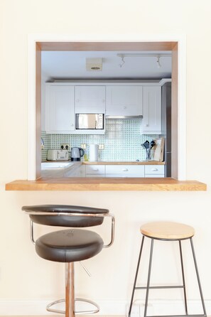 Fridge, microwave, oven, stovetop - Spacious 2BD Flat - 14 Mins to Buckingham Palace! (London)