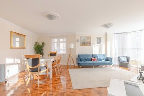Living area - Spacious 2BD Flat - 14 Mins to Buckingham Palace! (London)