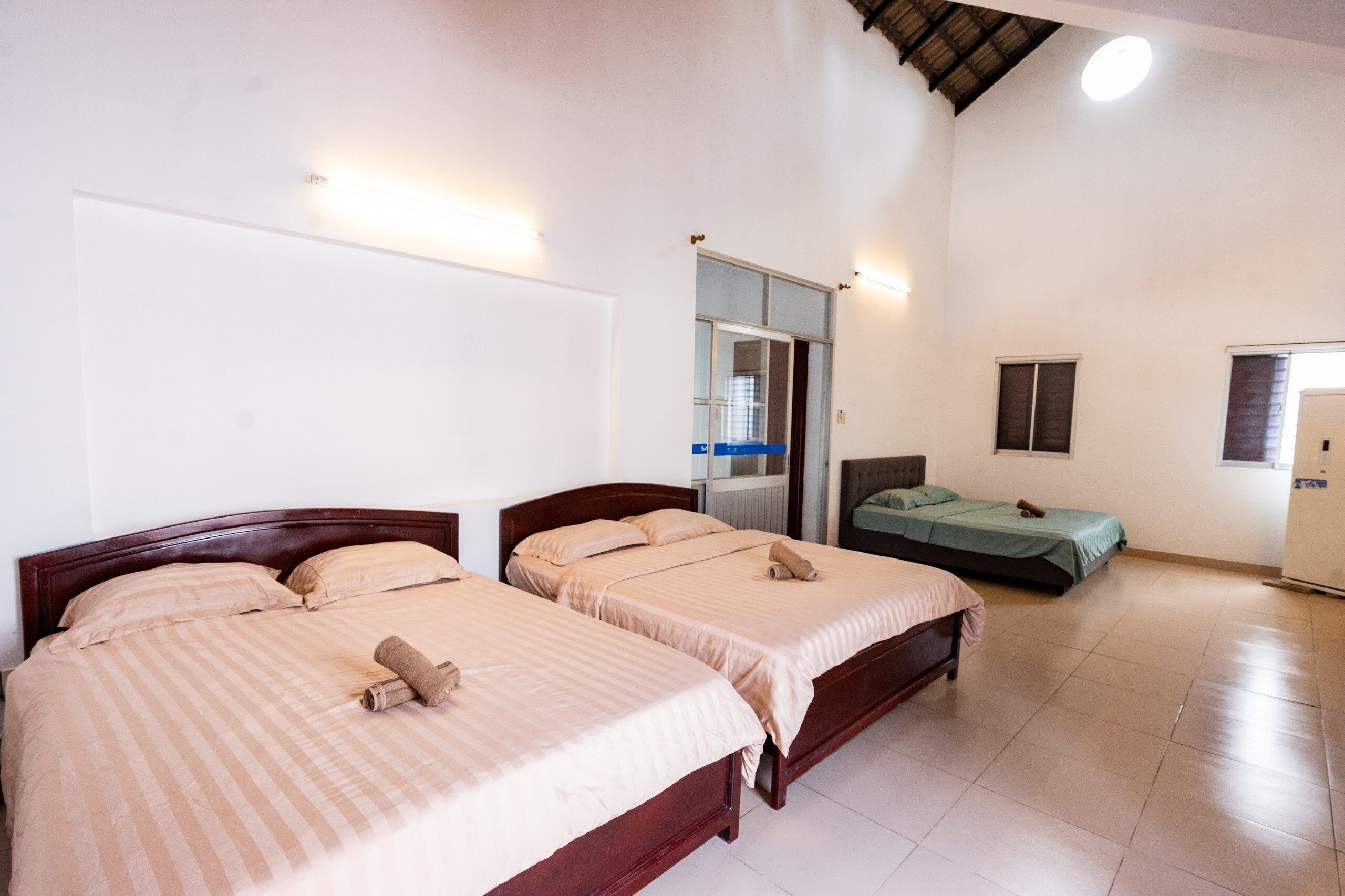 8 bedrooms, iron/ironing board, free WiFi, bed sheets