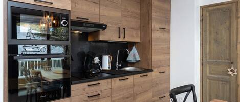 Réfrigérateur, micro-ondes, four, lave-vaisselle