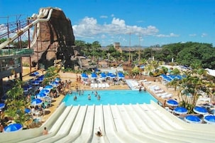 Außenpool, Sonnenschirme, Liegestühle