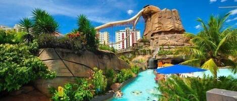 Außenpool, Sonnenschirme, Liegestühle