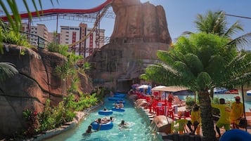 Una piscina al aire libre, sombrillas, tumbonas