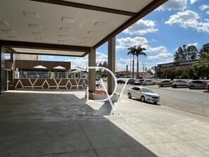 A modern building with a covered entrance and a parking lot. - Spazzio diRoma Com Parque Acqua Splash (Caldas Novas)