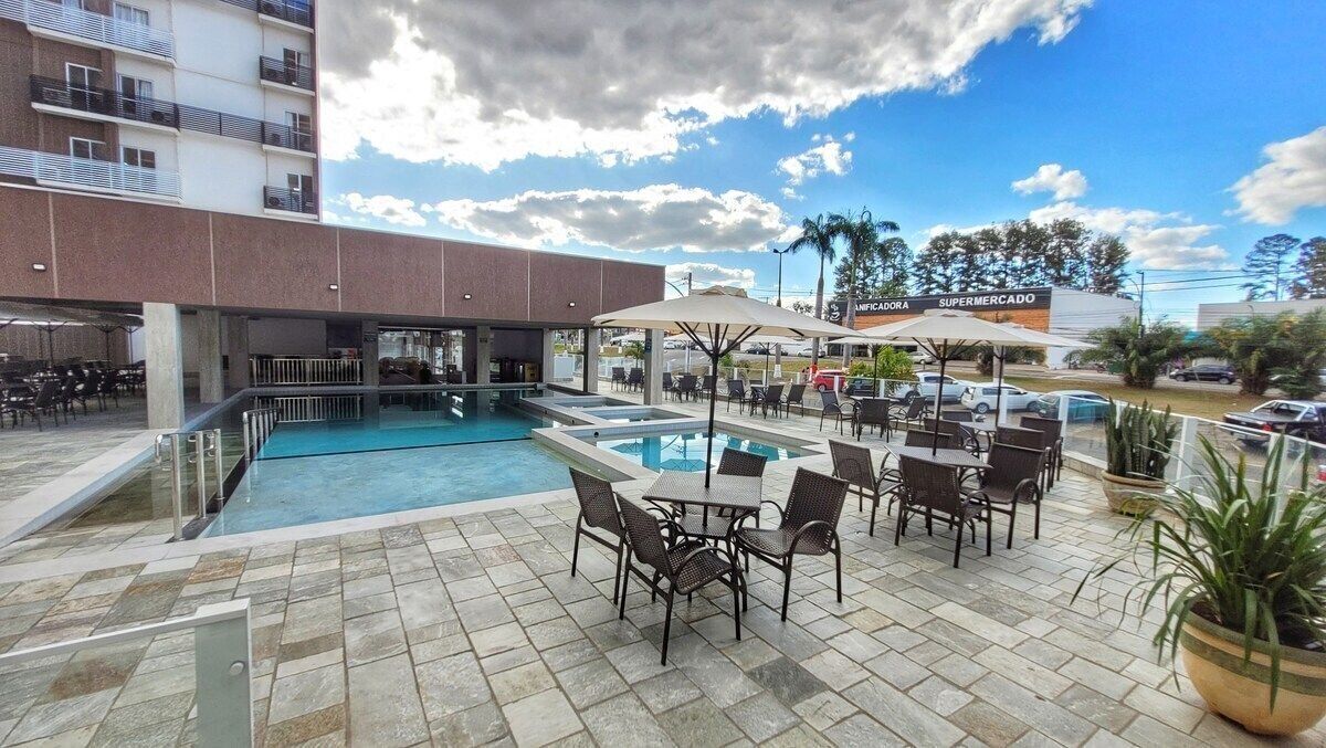 Piscina externa, guarda-sóis, espreguiçadeiras