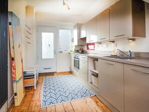 Dishwasher, cookware/dishes/utensils