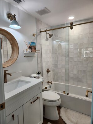 Douche, sĂšche-cheveux, serviettes fournies, savon