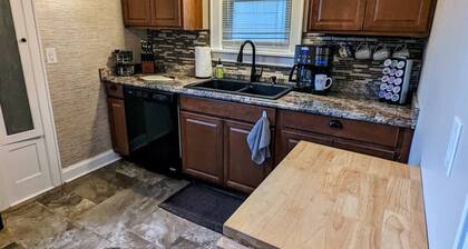 Modern Quiet 1BR Fenced Yard + Office DT Moline