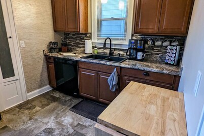 Modern Quiet 1BR Fenced Yard + Office DT Moline