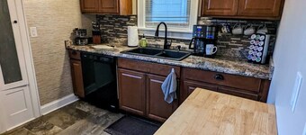 Modern Quiet 1BR Fenced Yard + Office DT Moline