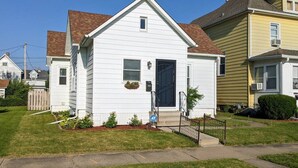 Exterior - Modern Quiet 1BR Fenced Yard + Office DT Moline (Moline)