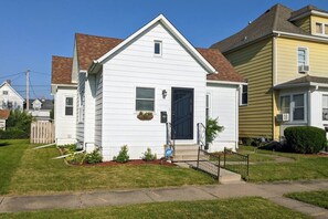 Exterior - Modern Quiet 1BR Fenced Yard + Office DT Moline (Moline)