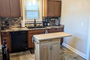 Fridge, microwave, oven, stovetop - Modern Quiet 1BR Fenced Yard + Office DT Moline (Moline)