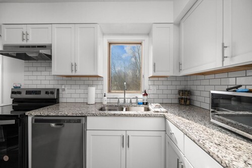 Tranquil 2BR Apartment--Close to Shops w/Garage