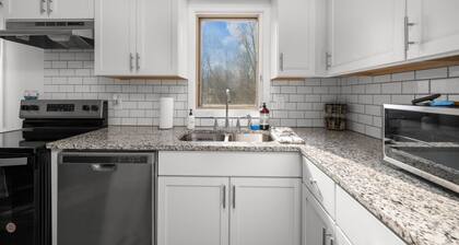 Tranquil 2BR Apartment--Close to Shops w/Garage