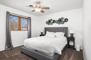 2 室のベッドルーム、アイロン / アイロン台、WiFi (無料)、ベッドシーツ