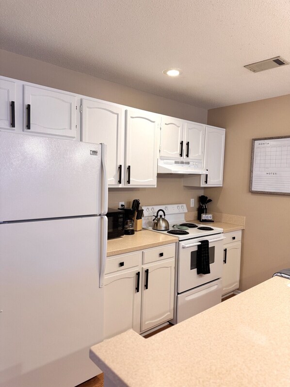 Køleskab, mikrobølgeovn, ovn, kogeplade