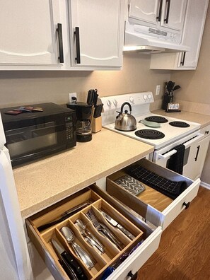 Kühlschrank, Mikrowelle, Ofen, Herdplatte