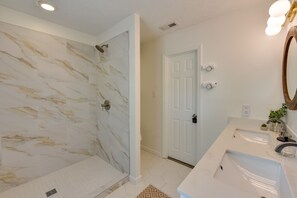 Shower - Chic Georgia Getaway w/ Pool & Deck, Near Beaches! (Savannah)