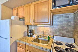 Cookware/dishes/utensils, paper towels