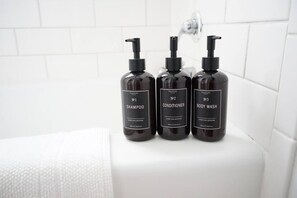 Een haardroger, handdoeken