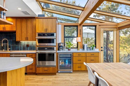 Private Pool & Large Deck: Modern Cotati Villa!