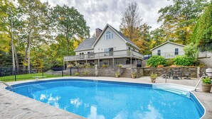 A swimming pool with a house in the background. - Milton Hidden Gem w/ Pool, Hot Tub & Fireplace! (Milton)