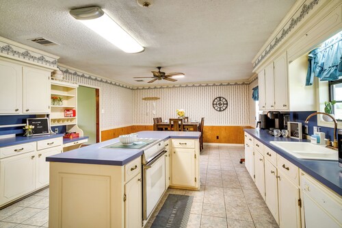 Charming Lake Charles Home w/ Patio & Grill