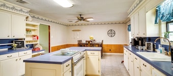 Charming Lake Charles Home w/ Patio & Grill