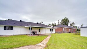 Il s’agit d’une propriété résidentielle comprenant une maison de plain-pied, une véranda et une pelouse bien entretenue.