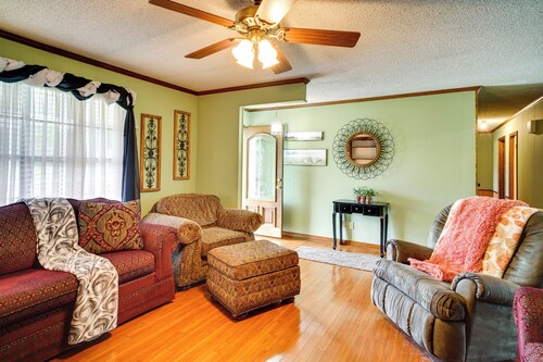 Charming Lake Charles Home w/ Patio & Grill